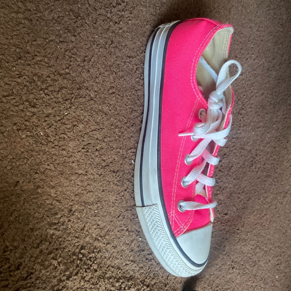 Pink converse low top